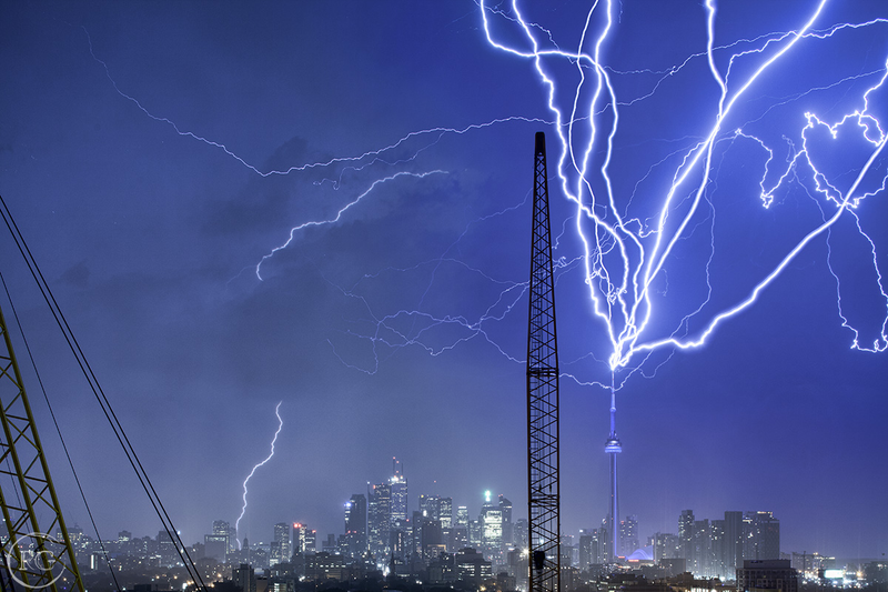 Illustration for article titled This lightning photo is so amazing that I thought it was fake